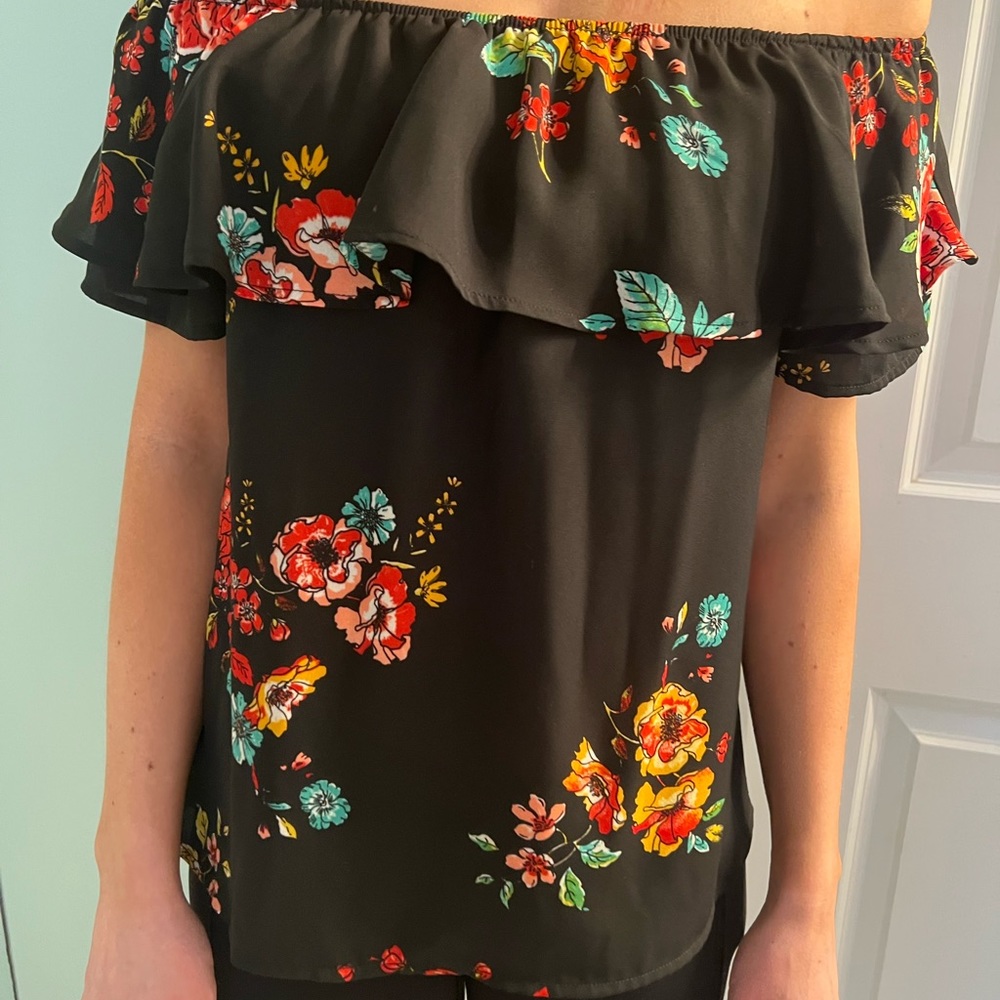 Floral off the shoulder top, shorter in length nice for high waisted jeans